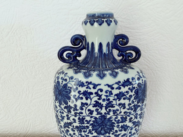 15030007 Chinesisches Blau Weiß Porzellan Vase mit Blüten und Rankenmuster, H 35 cm